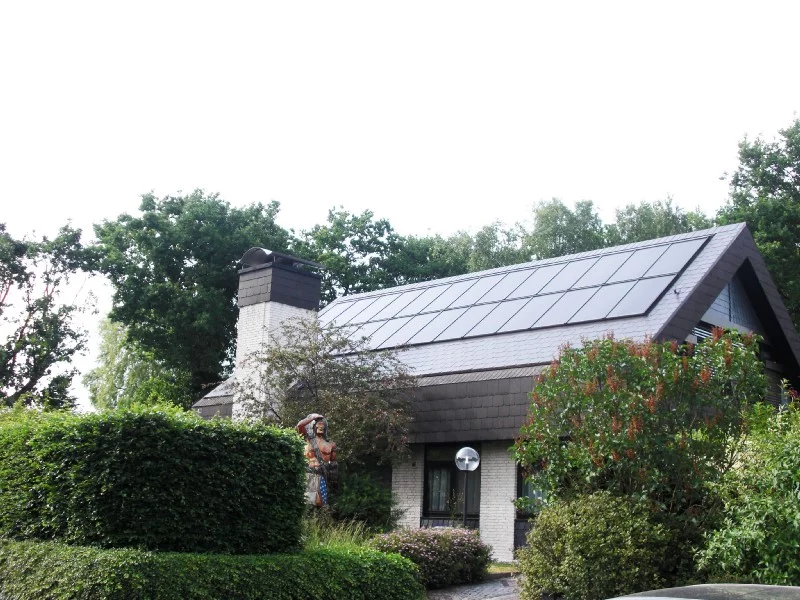 Dach mit integrierter Photovoltaik von HEICK