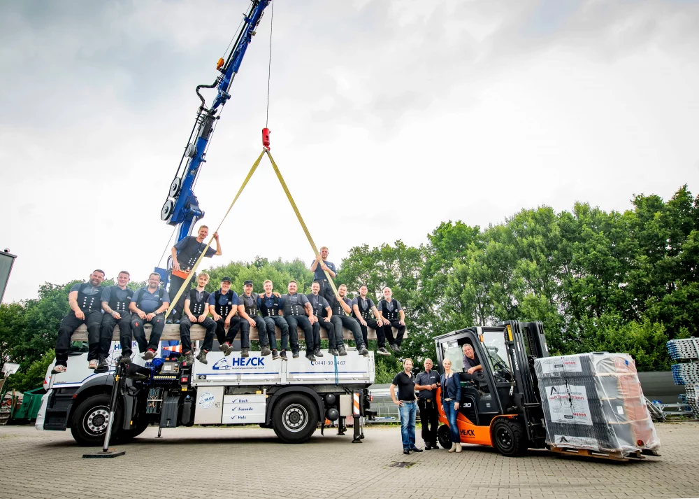 Teamfoto der HEICK Crew mit Kranfahrzeug